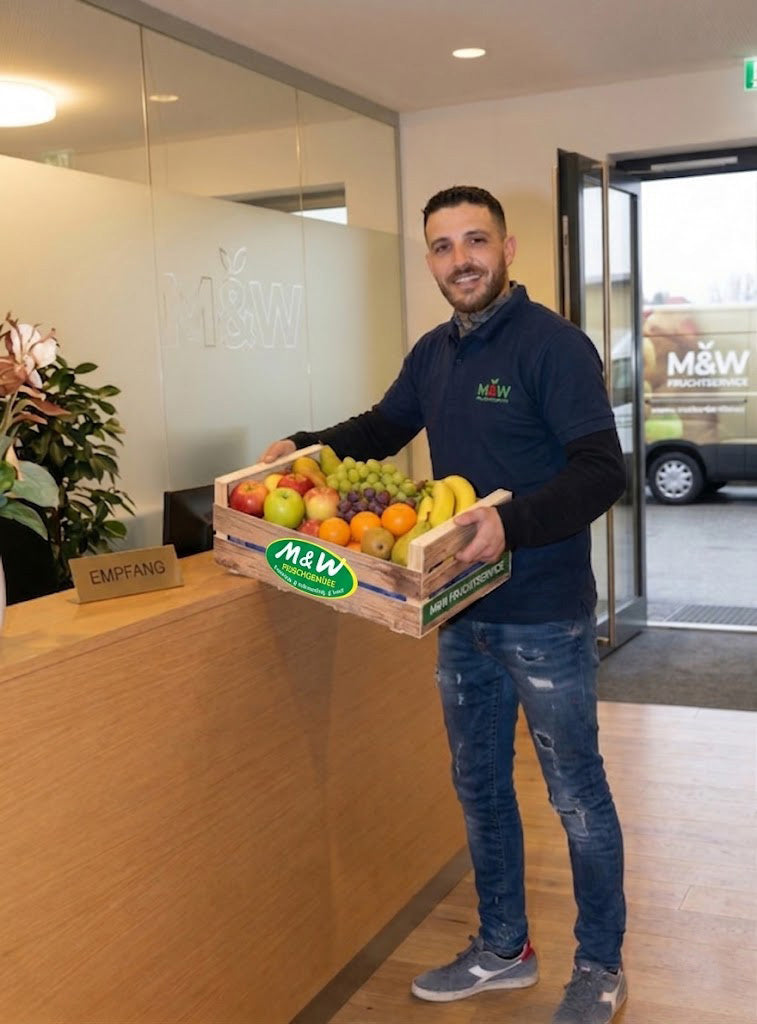 M&W Frischgemüse Lieferung einer Obstkiste an der Büro-Rezeption
